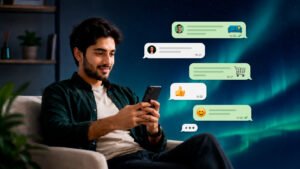Hombre relajado mirando su teléfono mientras chatea, con burbujas de conversación flotantes que incluyen un sillón, un carrito de compra y un pulgar arriba, sobre un fondo oscuro con aurora boreal turquesa.