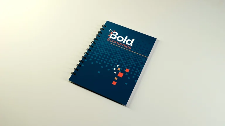 Mockup de cuadernos corporativos con la identidad visual de Bold Economics, desarrollados para fortalecer la imagen de marca.