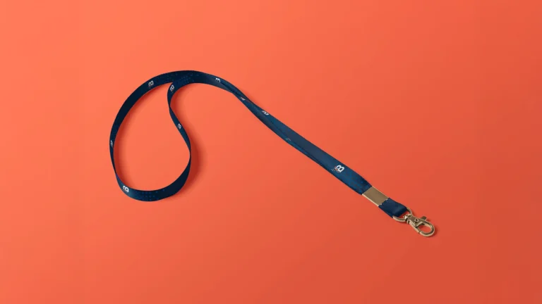 Mockup de lanyard corporativos con la identidad visual de Bold Economics, desarrollados para fortalecer la imagen de marca.