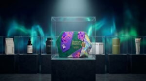 Vitrina de productos minimalistas puestos en línea que no destacan entre si excepto por un empaque central maximalista con formas asimétricas y diversidad de texturas.